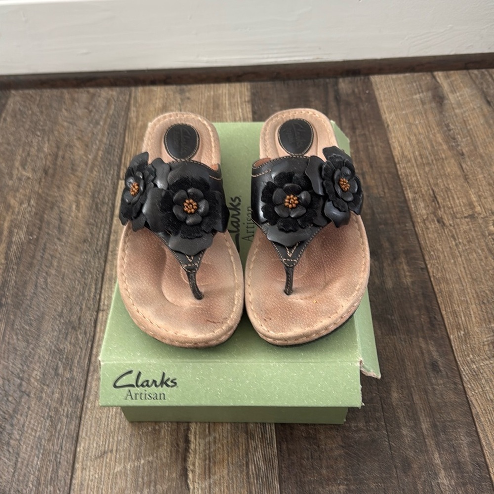 One Pair Black Size 9.5 Clarks Artisan Backless Snadals